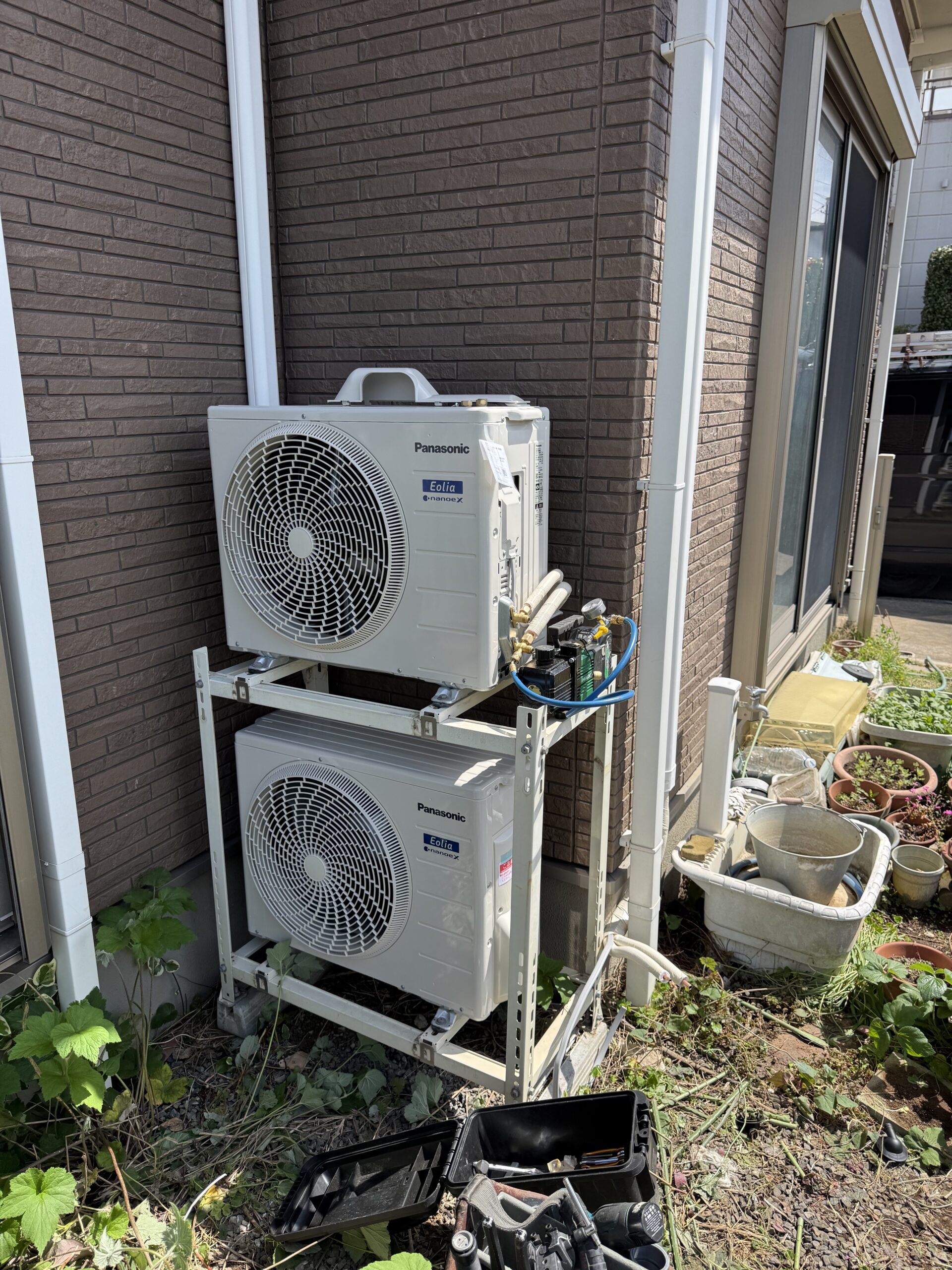 室外機二段置き架台の施工例 室外機を二段置き架台に設置したエアコン工事