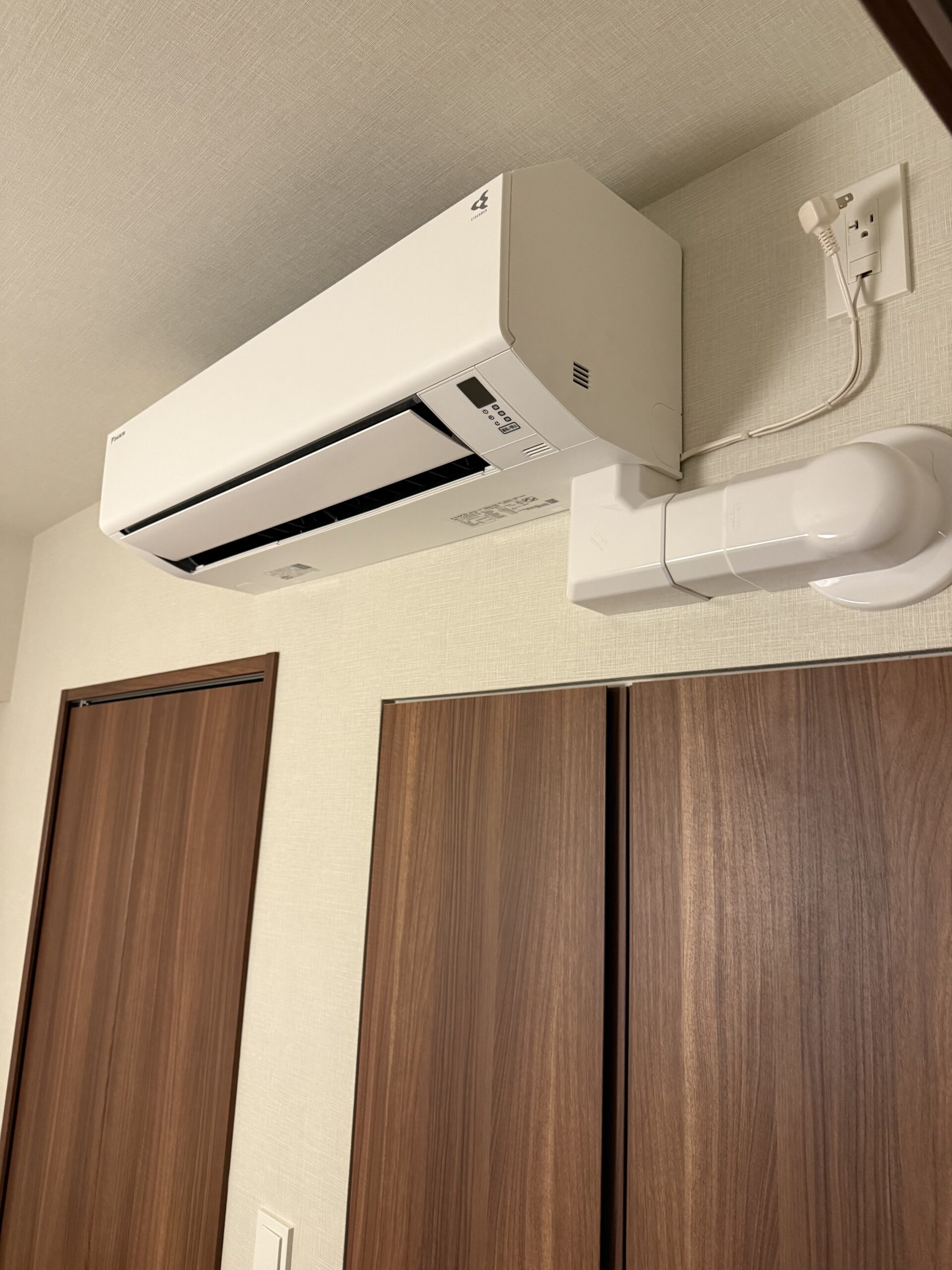 カバー+先行隠ぺい配管の施工例 江戸川区でカバー仕上げと先行隠ぺい配管に対応したエアコン工事